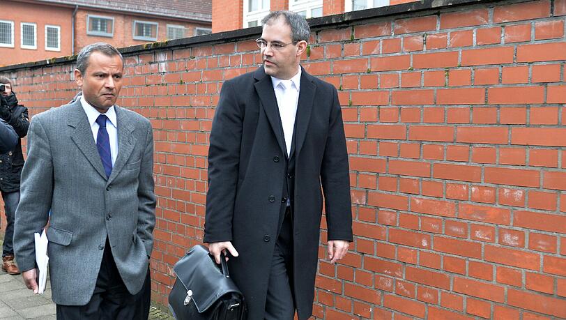 Ende des ersten Tages im Kinderporno-Prozess: Sebastian Edathy und sein Anwalt Christian Noll verlassen das Landgericht in Verden. Ende des ersten Tages im Kinderporno-Prozess: Sebastian Edathy und sein Anwalt Christian Noll verlassen das Landgericht in Verden.