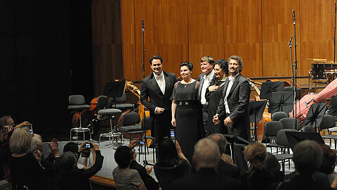 Noch einmal herausgeklatscht: Ildar Abdrazakov, Liudmyla Monastyrska, Christian Thielemann, Anita Rachvelishvili und Jonas Kaufmann nach dem "Requiem".