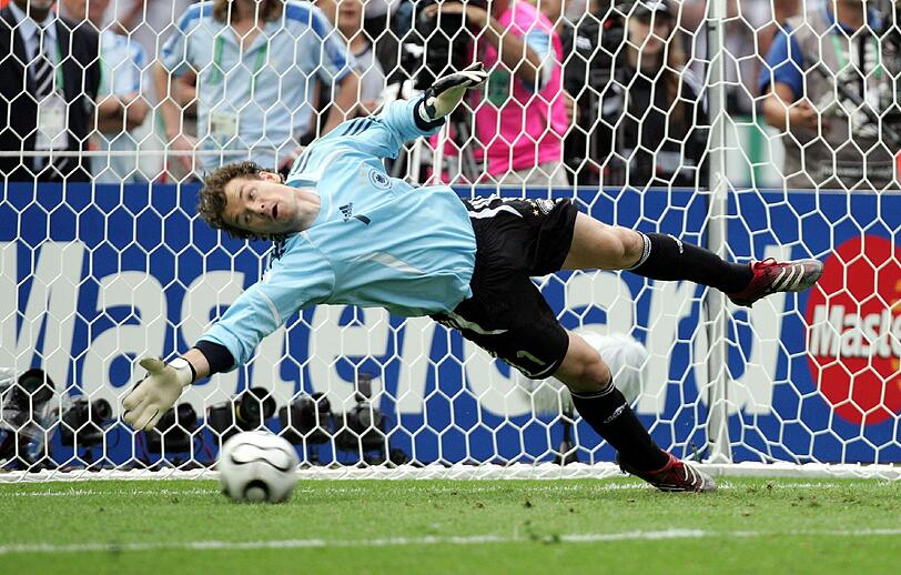 Jens Lehmann verdrängte vor dem Turnier seinen Erzrivalen Oliver Kahn als Nummer 1. Beim Elfmeterschießen im Viertelfinale gegen Argentinien wurd Lehmann zum Held. Inzwischen ist er in der Öffentlichkeit vor allem im Fernsehen als Fußballexperte zu sehen.