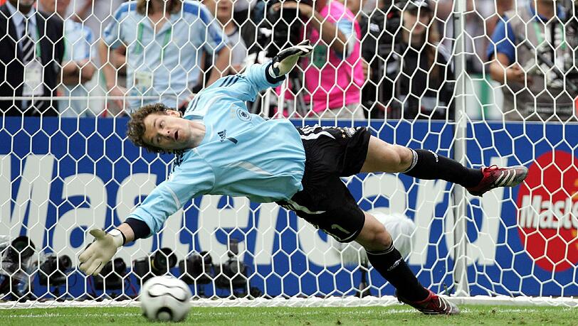 Jens Lehmann verdrängte vor dem Turnier seinen Erzrivalen Oliver Kahn als Nummer 1. Beim Elfmeterschießen im Viertelfinale gegen Argentinien wurd Lehmann zum Held. Inzwischen ist er in der Öffentlichkeit vor allem im Fernsehen als Fußballexperte zu sehen. Jens Lehmann verdrängte vor dem Turnier seinen Erzrivalen Oliver Kahn als Nummer 1. Beim Elfmeterschießen im Viertelfinale gegen Argentinien wurd Lehmann zum Held. Inzwischen ist er in der Öffentlichkeit vor allem im Fernsehen als Fußballexperte zu sehen.