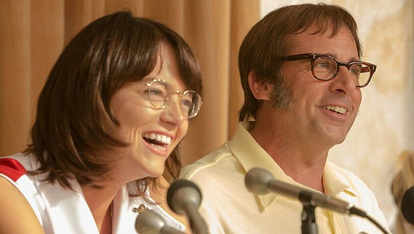 Gute Miene zum bösen Spiel: Bobby Riggs (Steve Carell) hat Billie Jean King (Emma Stone) herausgefordert.