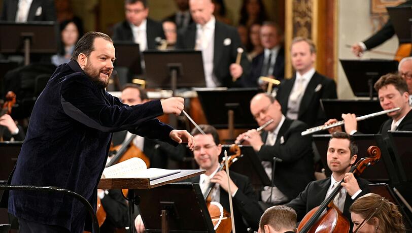 Andris Nelsons dirigiert die Wiener Philharmoniker. Andris Nelsons dirigiert die Wiener Philharmoniker.