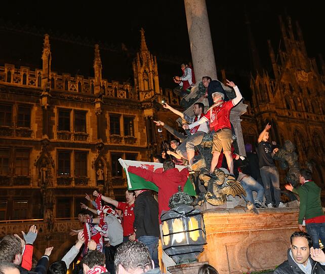 Die Fan-Party am Marienplatz: Bayern-Anhänger haben sogar die Mariensäule eingenommen. Die Bilder