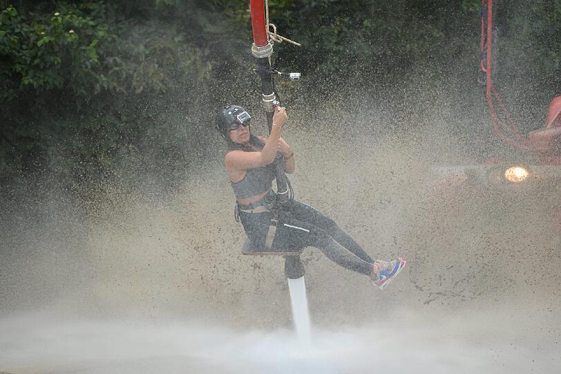 Während der Challenge. So schön reitet nur Ela auf dem Feuerwehrschlauch.