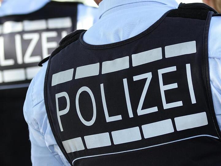 In Polizei-Westen gekleidete Polizisten. Foto: Silas Stein/dpa/Archivbild