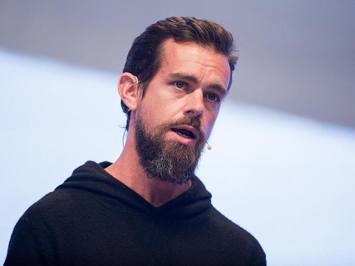 Twitter-Chef Jack Dorsey überdenkt nach Druck von Investoren seine Absicht, ein halbes Jahr lang von Afrika aus zu arbeiten.