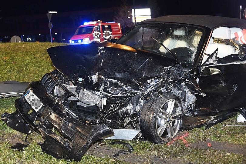 Bei dem Unfall in Aschheim sind zwei Frauen schwer verletzt worden.