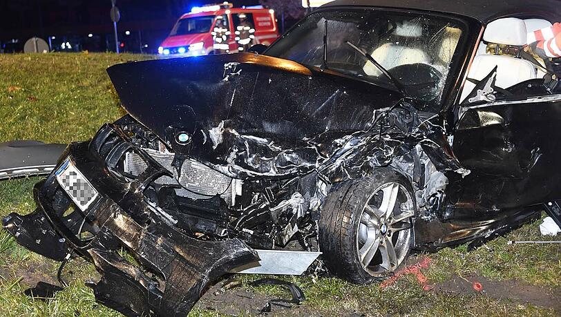 Bei dem Unfall in Aschheim sind zwei Frauen schwer verletzt worden. Bei dem Unfall in Aschheim sind zwei Frauen schwer verletzt worden.