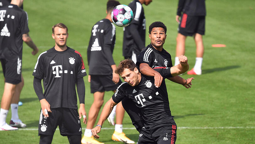 Bis Manuel Neuer (l.) wieder mit Leon Goretzka (vorne) und Serge Gnabry trainieren kann, wird es wohl noch dauern. Bis Manuel Neuer (l.) wieder mit Leon Goretzka (vorne) und Serge Gnabry trainieren kann, wird es wohl noch dauern.