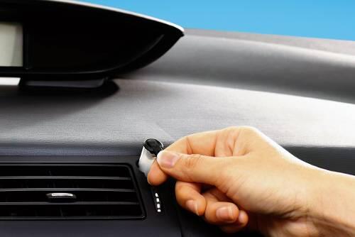 Mit einem Parfümspender am Armarturenbrett können im Auto Wohlgerüche erzeugt werden.
