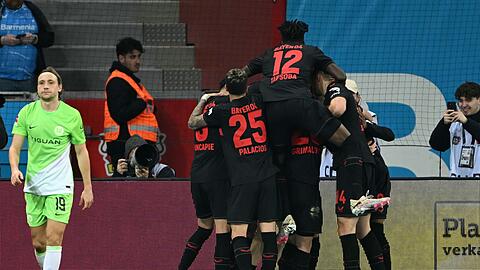 Leverkusen bleibt dank des Sieges gegen Wolfsburg zehn Punkte vor den Bayern.