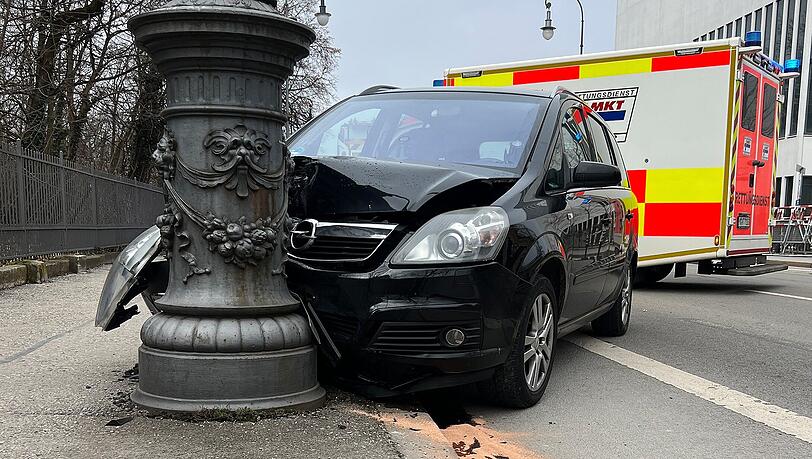 Der 55-jährige Opel-Fahrer wurde vor Ort mit Verdacht auf Herzinfarkt behandelt.