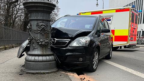Der 55-jährige Opel-Fahrer wurde vor Ort mit Verdacht auf Herzinfarkt behandelt.