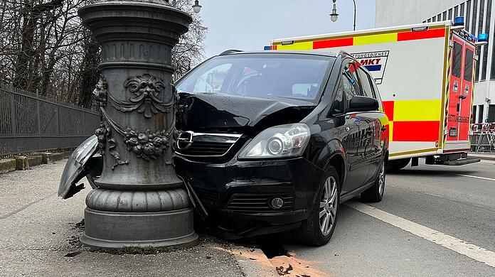 Der 55-jährige Opel-Fahrer wurde vor Ort mit Verdacht auf Herzinfarkt behandelt.