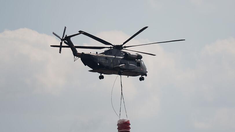 Auch ein Löschhubschrauber soll bei Tageslicht unterstützen, hieß es.