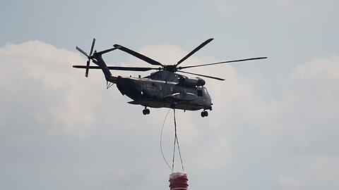 Auch ein Löschhubschrauber soll bei Tageslicht unterstützen, hieß es.
