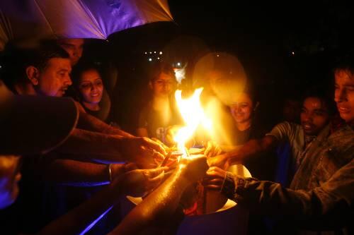 Eine Stunde lang nur Kerzenlicht: Studenten im indischen Delhi während der Earth Hour.
