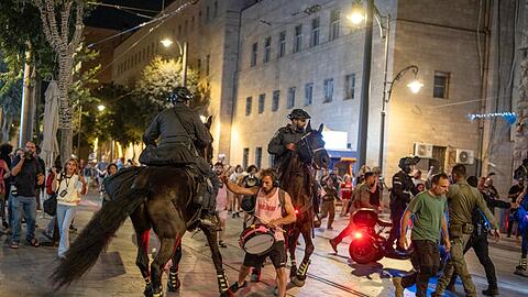 Bei einer erneuten Großkundgebung in Israel schreitet die Polizei ein.