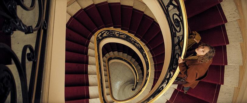 Jodie Foster im Hitchcock-artigem Treppenhaus ihrer Pariser Wohnung und Praxis als Psychoanalytikerin Lilian Steiner.