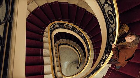 Jodie Foster im Hitchcock-artigem Treppenhaus ihrer Pariser Wohnung und Praxis als Psychoanalytikerin Lilian Steiner.