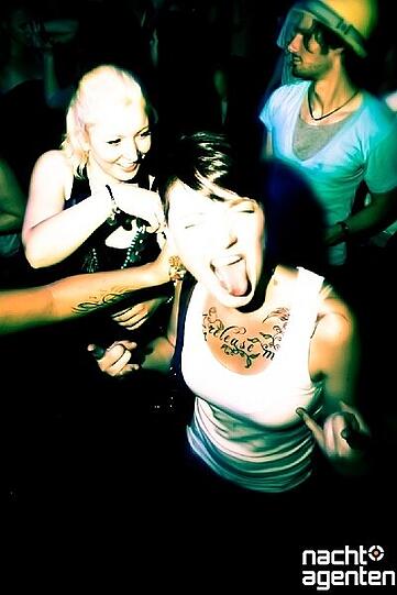 Der totale Trash im 8 Below am Freitag: Die Partyreihe "Hyper Hyper". Unter Sauna-Temperaturen tanzen die Massen zu Musik aus den 90ern. Weitere Fotos von der Veranstaltung gibt's unter www.nachtagenten.de.
