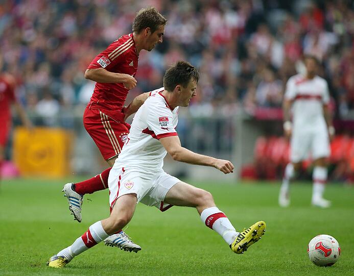 PHILIPP LAHM NOTE 2: Sehr emsig und umtriebig. Rüttelte seine Mannschaft nach dem 0:1  mit ein paar Läufen in die Offensive mit auf. In der Defensive hatte er nicht viel zu tun gegen diese Stuttgarter.