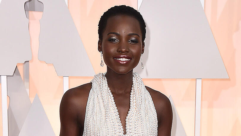 Lupita Nyong'o im perlenbesetzten Haute-Couture-Kleid bei der 87. Oscar-Verleihung am 22. Februar 2015 Lupita Nyong'o im perlenbesetzten Haute-Couture-Kleid bei der 87. Oscar-Verleihung am 22. Februar 2015