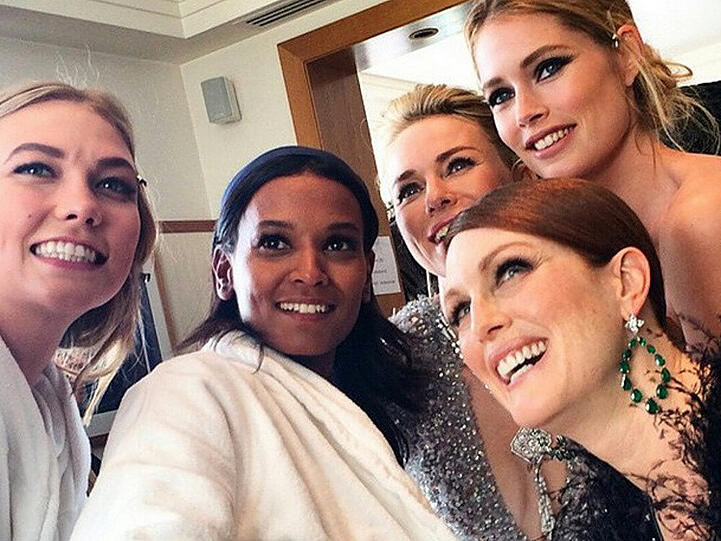 Auch das niederländische Model Doutzen Kroes (30) ist mit von der Partie. Sie postete ein Bild voller Frauenpower mit Karlie Kloss, Liya Kebede, Naomi Watts, Julianne Moore and Doutzen Kroes (von links).