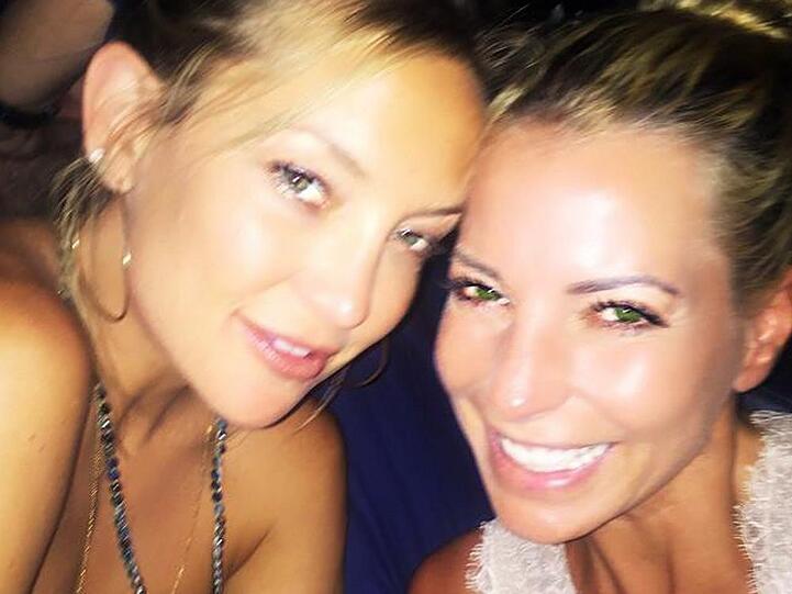 Ein bisschen verwackelt, aber gut zu erkennen: Kate Hudson und Giulia Siegel machen Berlin unsicher