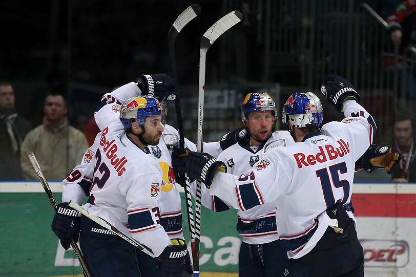 Hoch die Schläger! Der EHC feiert seinen Sieg bei den Kölner Haien.