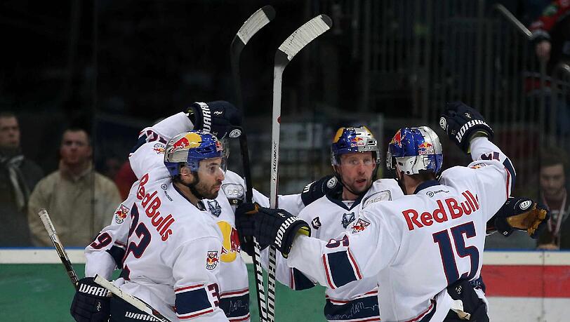 Hoch die Schläger! Der EHC feiert seinen Sieg bei den Kölner Haien. Hoch die Schläger! Der EHC feiert seinen Sieg bei den Kölner Haien.