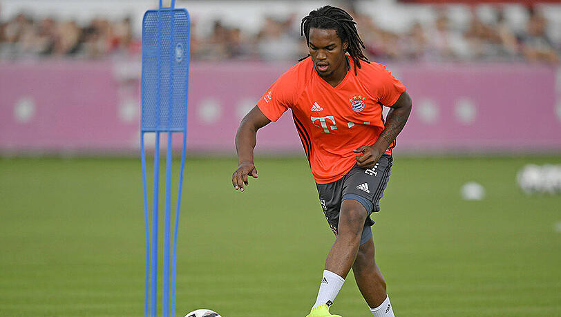 Renato Sanches ist zurück im Bayern-Training. Nach seiner Verletzung trainierte der Portugiese erstmals mit dem Ball. Renato Sanches ist zurück im Bayern-Training. Nach seiner Verletzung trainierte der Portugiese erstmals mit dem Ball.