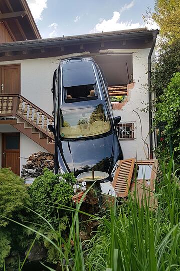 Ein Mann hat mit seinem Porsche die Garagenwand durchbrochen und ist im Garten gelandet. Die Bilder vom Einsatz.