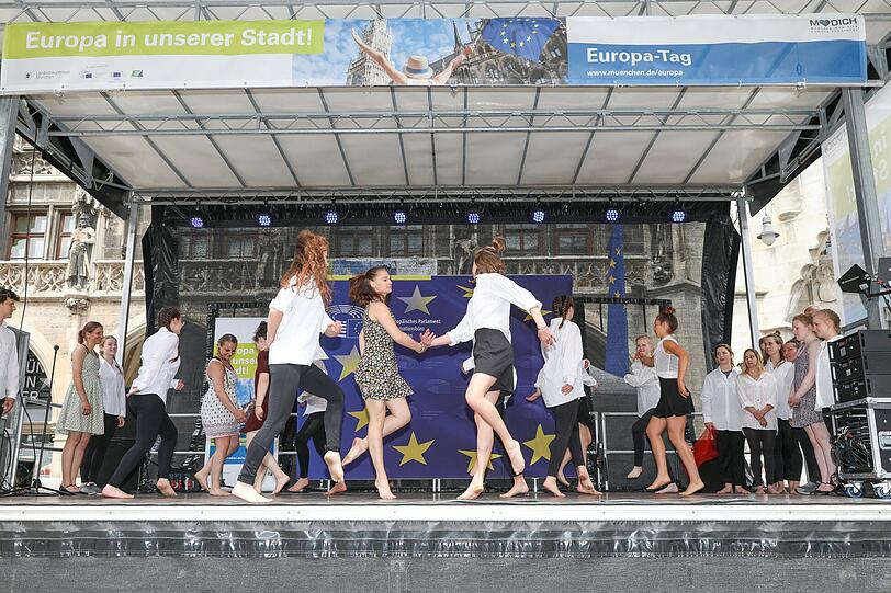 Europa, wie es singt und tanzt: Auf der Hauptbühne auf dem Marienplatz geht es von mittags bis abends rund.