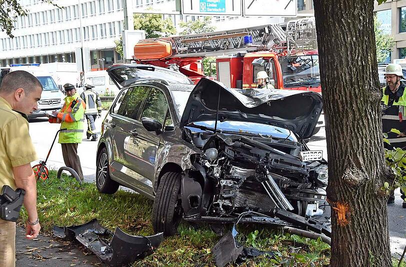 Schwerer Unfall auf der Tegernseer Landstraße: Ein Pkw kam von der Straße ab und raste in einen Baum.