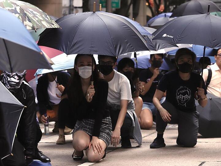 Büroangestellte versammeln sich in Hongkong am dritten Tag in Folge zu einer Protestveranstaltung in der Mittagszeit, einem sogenannten Lunch Hour Flashmob.