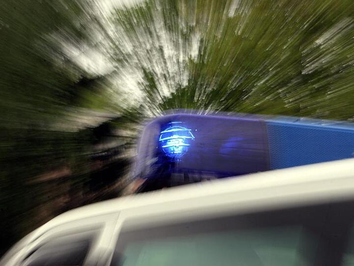 Das Blaulicht eines Polizeiautos leuchtet. Foto: Marcus Führer/dpa/Symbolbild