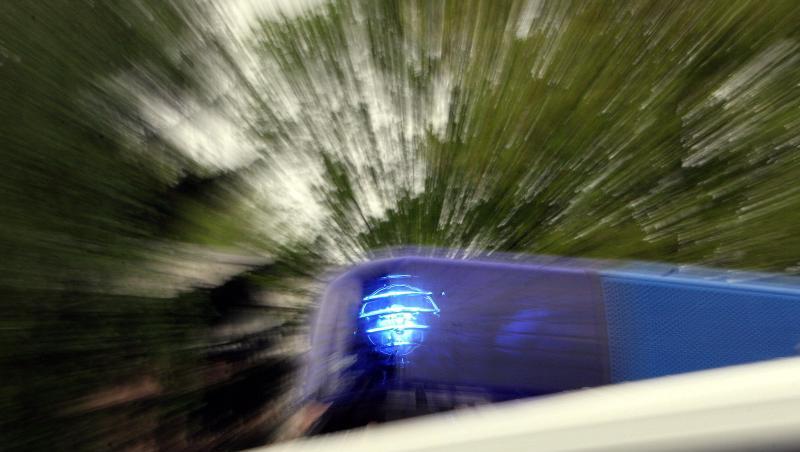 Das Blaulicht eines Polizeiautos leuchtet. Foto: Marcus Führer/dpa/Symbolbild Das Blaulicht eines Polizeiautos leuchtet. Foto: Marcus Führer/dpa/Symbolbild