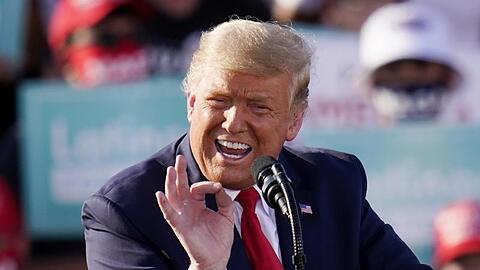 Donald Trump spricht bei einer Wahlkampfveranstaltung am internationalen Flughafen Tucson im US-Bundesstaat Arizona.