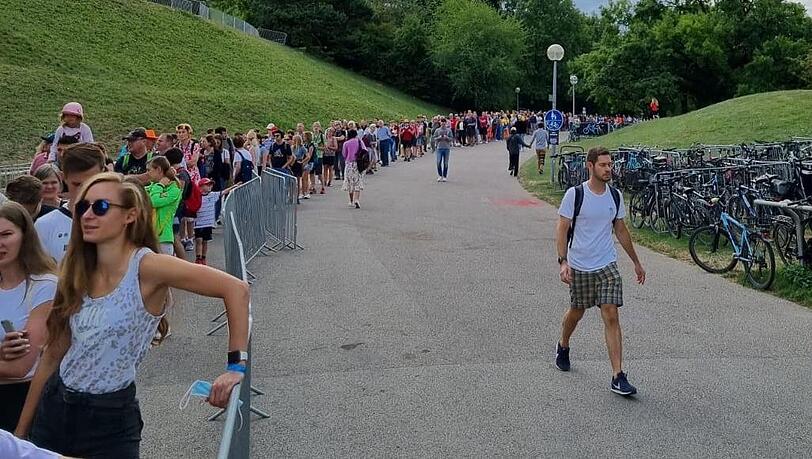 Eine Menschenschlange so weit das Auge reicht: Leichtathletikfans stehen vom Eingang Süd bis fast zum Tollwoodgelände an.