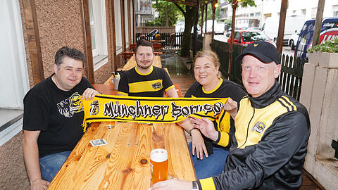 Die Münchner Borussen: Vorständin Monika Hundehege, zusammen mit Markus Beierle (r.), Thomas Griepentrog und Christian Oettl.