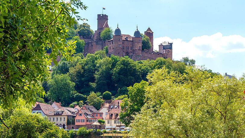 Burg Wertheim thront majestätisch über der Tauber. Burg Wertheim thront majestätisch über der Tauber.
