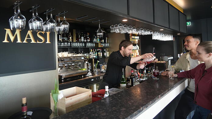 Johannes Möhring mixt einen Negroni mit Masi-Wein. Die Bar wurde komplett neu in den Eingangsbereich der Masi Weinbar eingebaut.