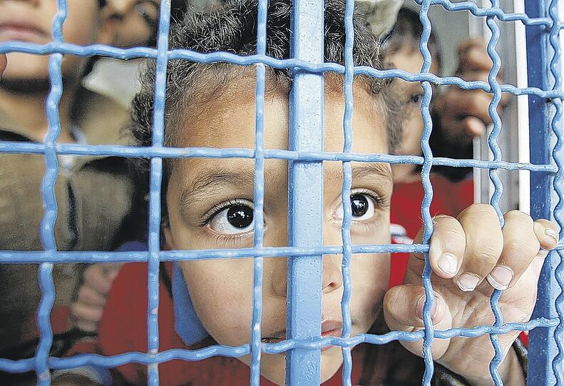 Zunächst einmal in Sicherheit: Dieses palästinensische Mädchen hat in einem UN-Hilfszentrum im Gazastreifen Zuflucht gefunden.Foto: Reuters