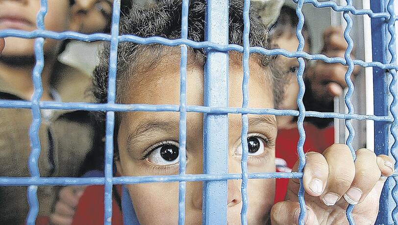 Zunächst einmal in Sicherheit: Dieses palästinensische Mädchen hat in einem UN-Hilfszentrum im Gazastreifen Zuflucht gefunden.Foto: Reuters Zunächst einmal in Sicherheit: Dieses palästinensische Mädchen hat in einem UN-Hilfszentrum im Gazastreifen Zuflucht gefunden.Foto: Reuters