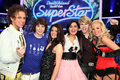 Sie gehen in die nächste DSDS-Runde: Benny Kieckhäben (19), Dominik Büchele (18), Sarah Kreuz (19), die Nürnbergerin Vanessa Neigert (16), Daniel Schuhmacher (21) und Annemarie Eilfeld (18, von links).