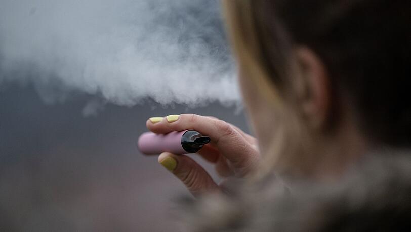 Gerade bei jungen Menschen sind E-Zigaretten beliebt. Gerade bei jungen Menschen sind E-Zigaretten beliebt.