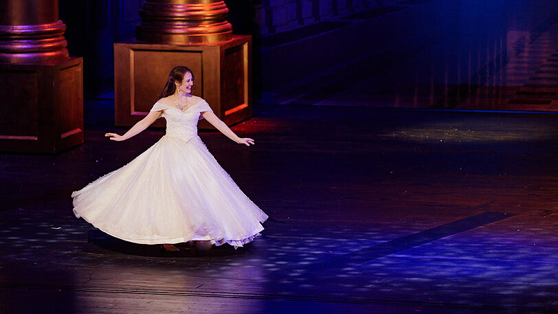 Belle lässt sich von Ihrem Traumprinzen verführen in "Die Schöne und das Biest." Belle lässt sich von Ihrem Traumprinzen verführen in "Die Schöne und das Biest."