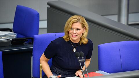 Am 17. Mai l&auml;sst Bundestagspr&auml;sidentin Julia Kl&ouml;ckner (CDU) auch in diesem Jahr die Regenbogenflagge &uuml;ber dem Reichstagsgeb&auml;ude hissen. (Archivbild)