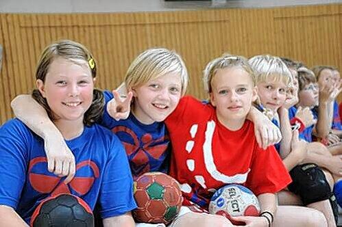Handball-Mädchen unter sich: Sport unter Freunden macht einfach Spaß!